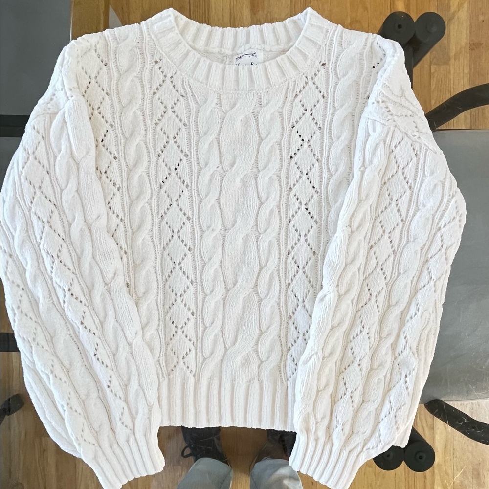 White very soft sweater size S. Pre owned like new.
